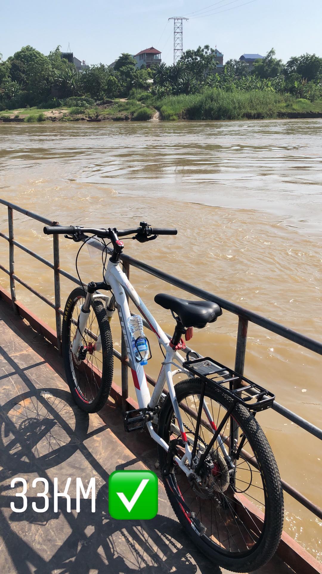 Cộng đồng mạng phát cuồng khi Smalling đạp xe, uống nước mía ở ngoại thành Hà Nội